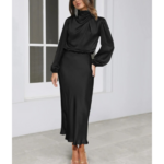 robe longue en satin noir à manches longues