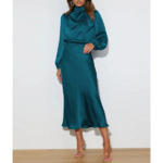 robe longue en satin bleu à manches longues