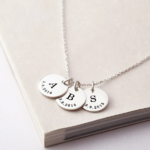 collier maman initiales dates gravées personnalisées