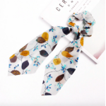 Foulard chouchou élastique accessoire cheveu bohème imprimé floral feuilles blanc