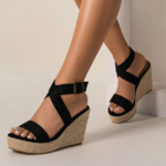 Sandales compensées noires en paille tressée
