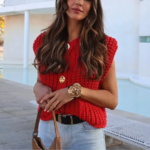 Cardigan sans manches rouge boutons dorés