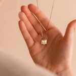 Collier médaillon lettre personnalisée