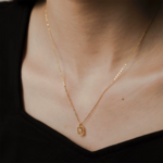 collier long lettre monogramme finition dorée à lor 24 carats