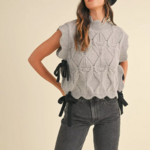 pull sans manches gris noué