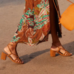 sandales ouvertes à talons carrés en daim marron (2)