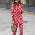 tailleur blazer pantalon crayon imprimé géométrique rose femme