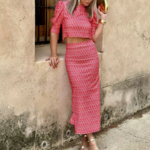 Ensemble haut et robe à manches bouffantes et jupe fendue fushia