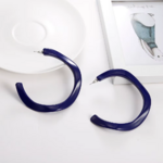 créoles en résine bleue