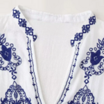 blouse blanche brodée fleurie bleue tendance