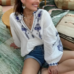 blouse blanche brodée fleurie bleue tendance été