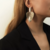 boucles d'oreilles pendantes dorées feuille