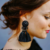 boucles d'oreilles noires pendantes pompons fantaisie chic