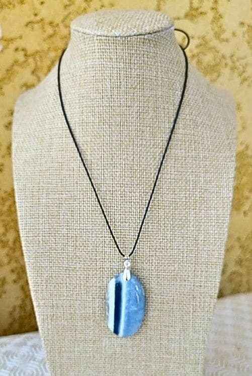 pendentif bleu opale owyhee sur buste