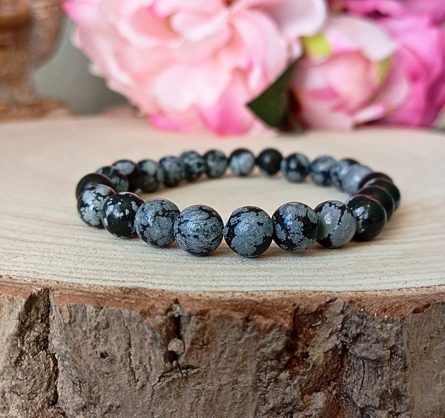 bracelet obsidienne flocon de neige 8mm sur tranche de bois