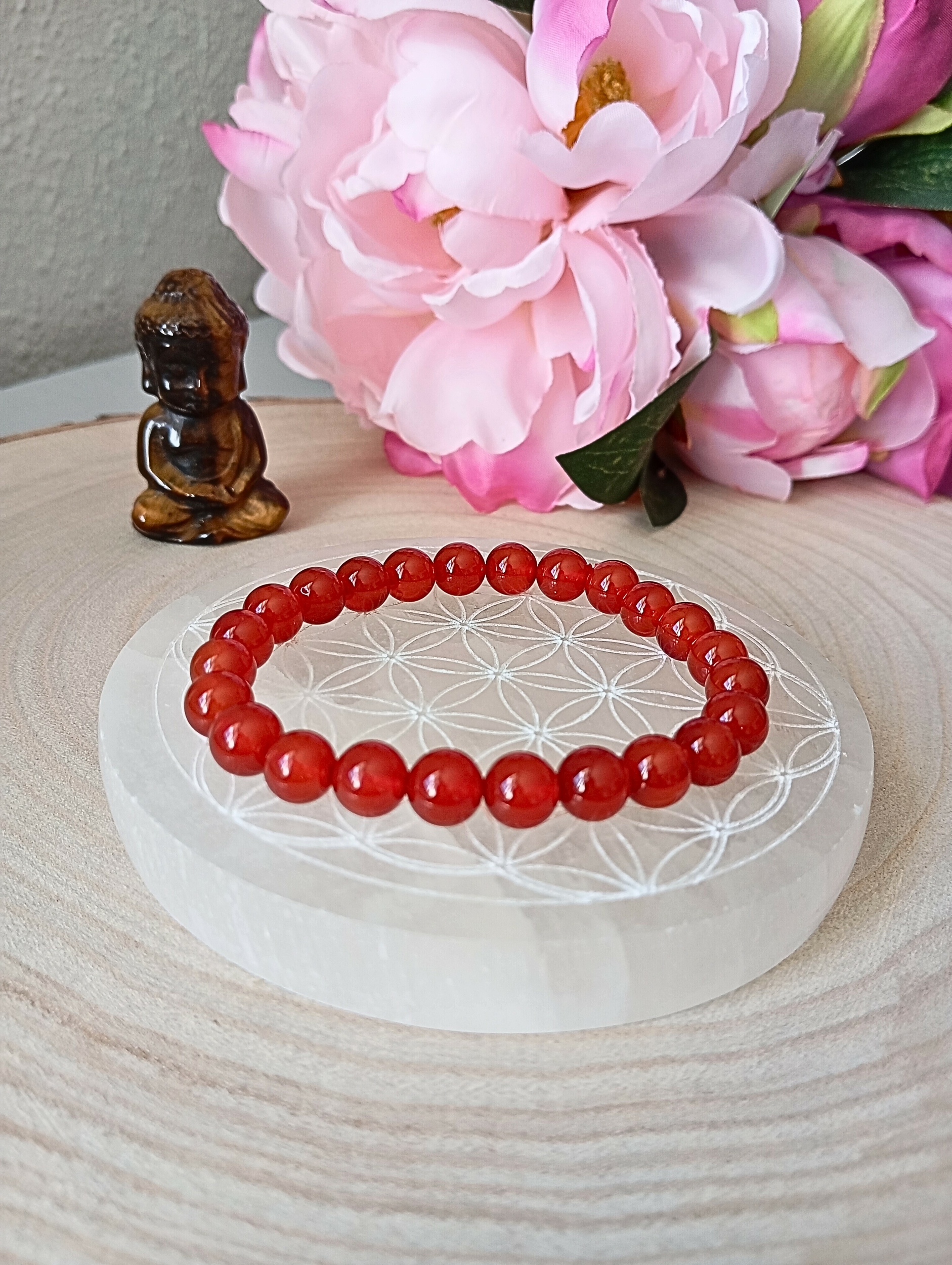 bracelet en cornalinet de 8mm sur une plaque de rechargement