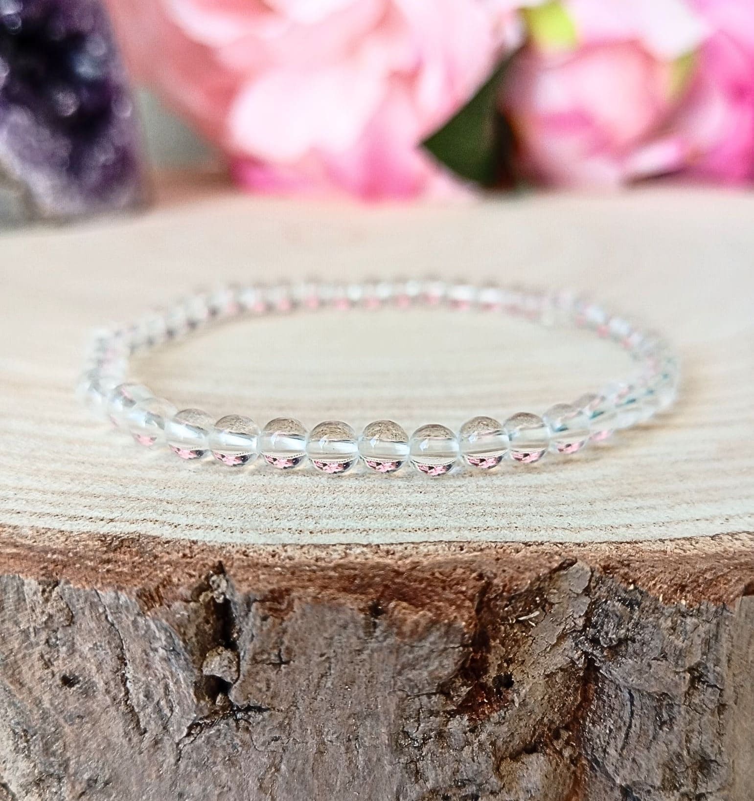 un bracelet en cristal de roche 4mm