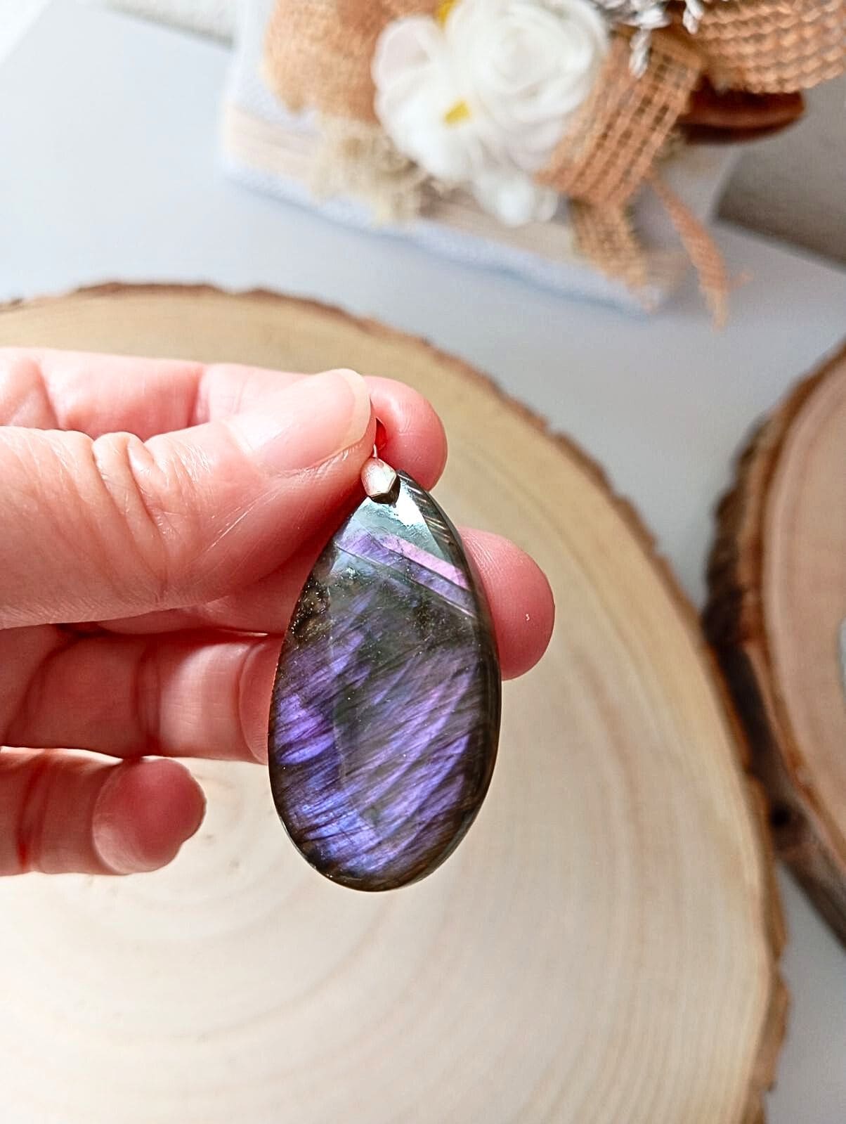 pendentif-en-labradorite-violette-madagascar