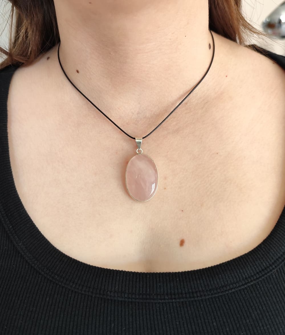 pendentif-quartz-rose-porté (1) (2)