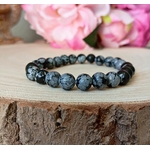 bracelet obsidienne flocon de neige 8mm sur tranche de bois