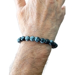 bracelet obsidienne flocon de neige sur un poignet