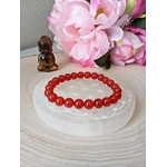 bracelet en cornalinet de 8mm sur une plaque de rechargement