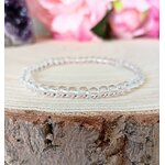 un bracelet en cristal de roche 4mm