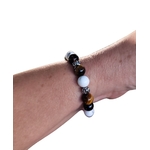 bracelet-femme-oeil-de-tigre-porté-pierres-naturelles