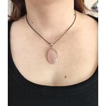 pendentif-quartz-rose-porté (1) (2)