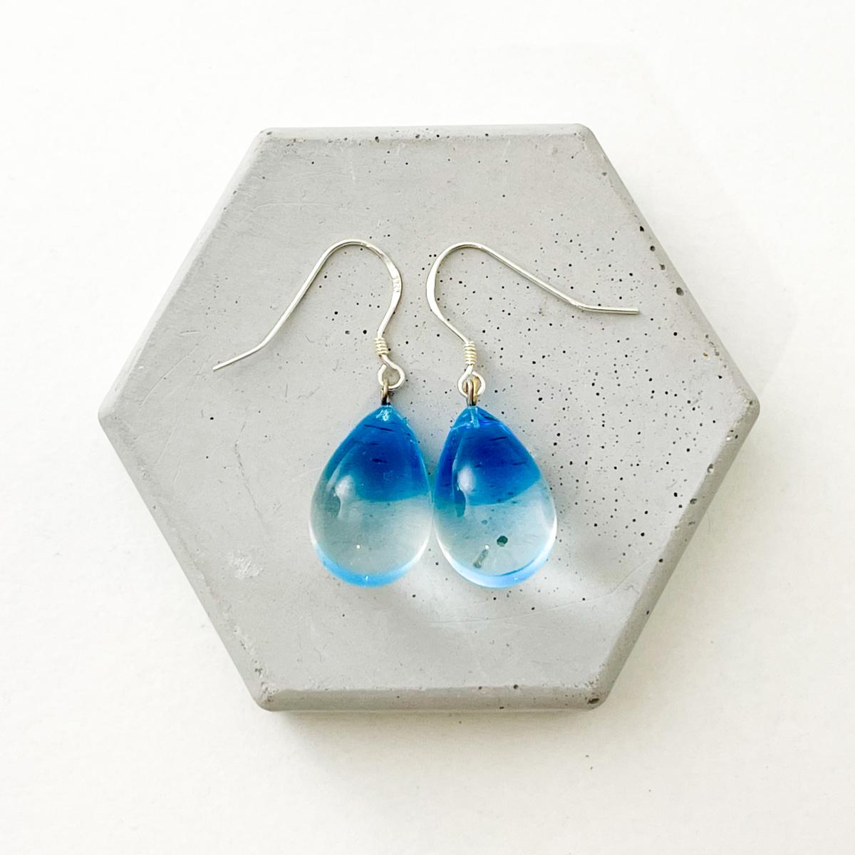 Boucles d\'oreilles gouttes bleues en verre