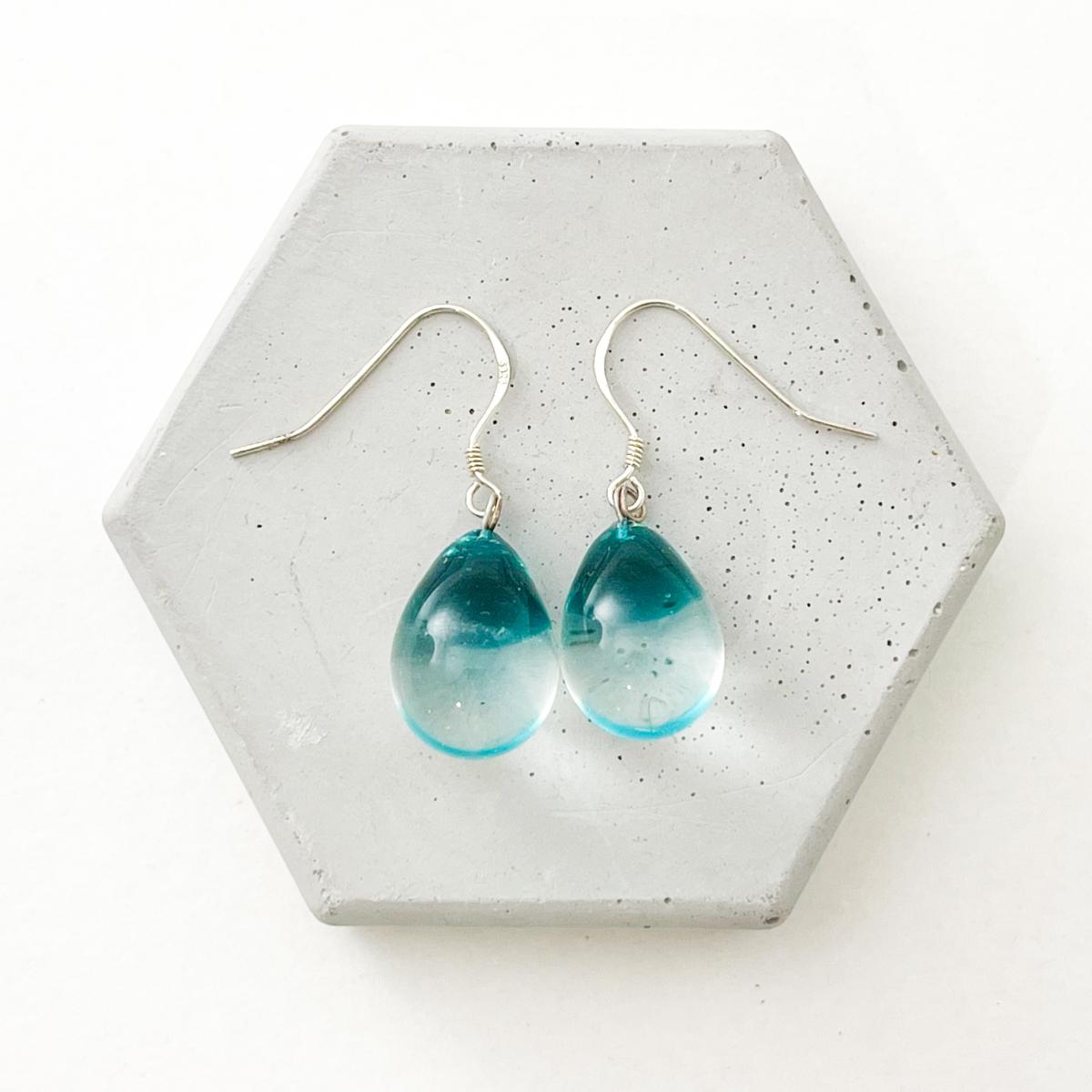 Boucles d\'oreilles gouttes de verre turquoises