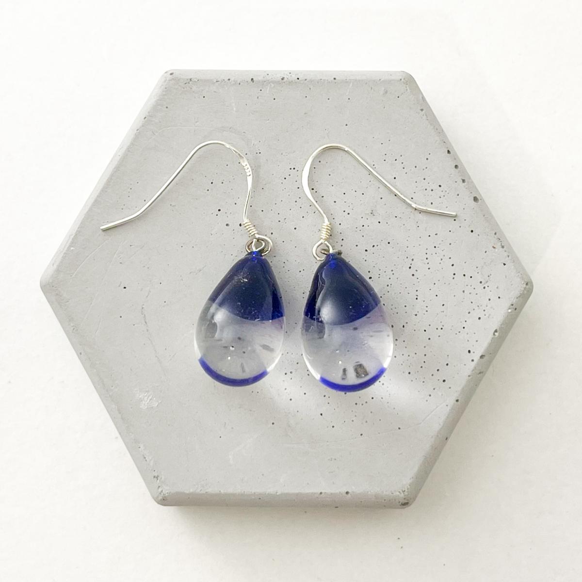 Boucles d\'oreilles gouttes bleues foncées