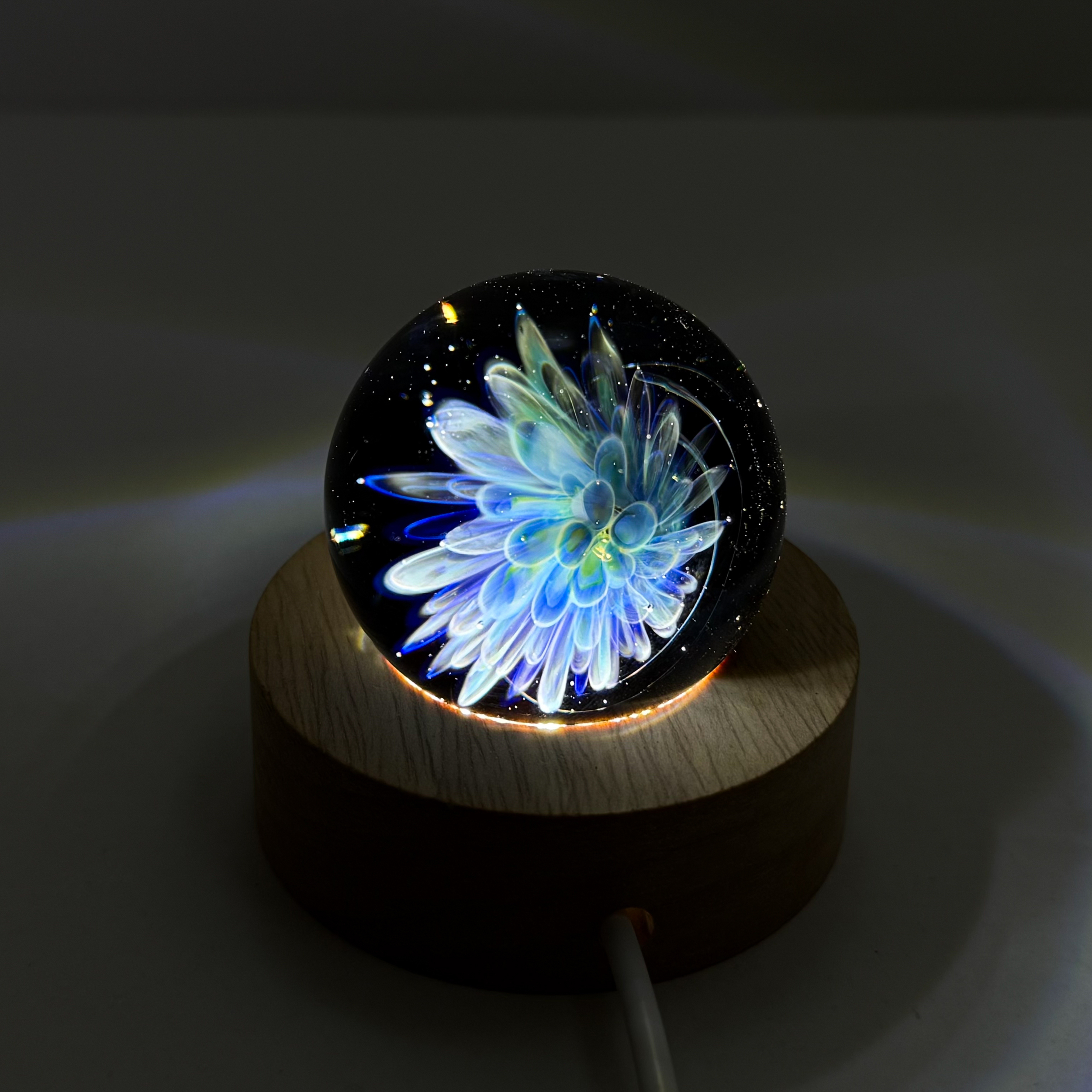 Sphère de verre fleur sur support led