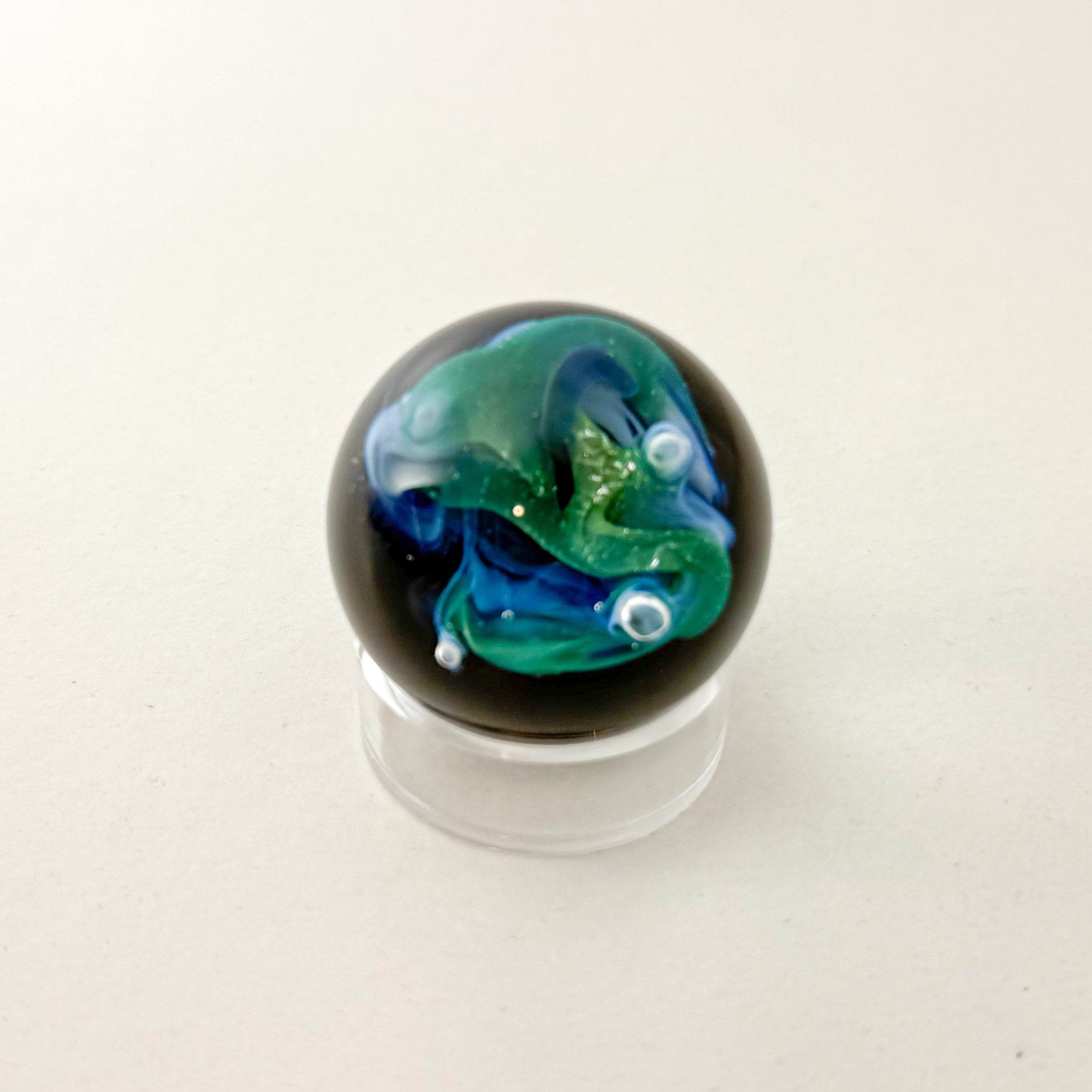 Mini sphère nébuleuse en verre - le cosmos au creux de la main