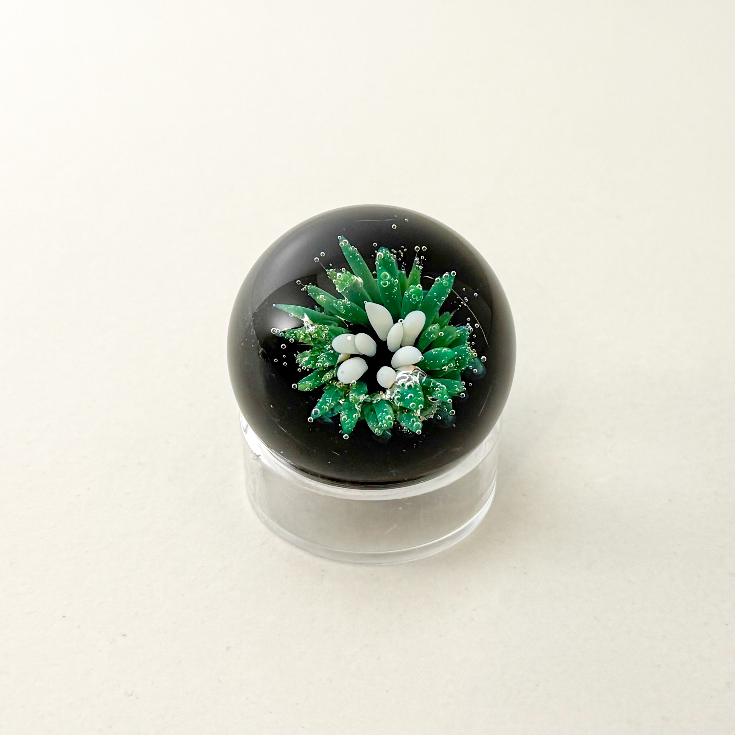 Mini sphère florale en verre