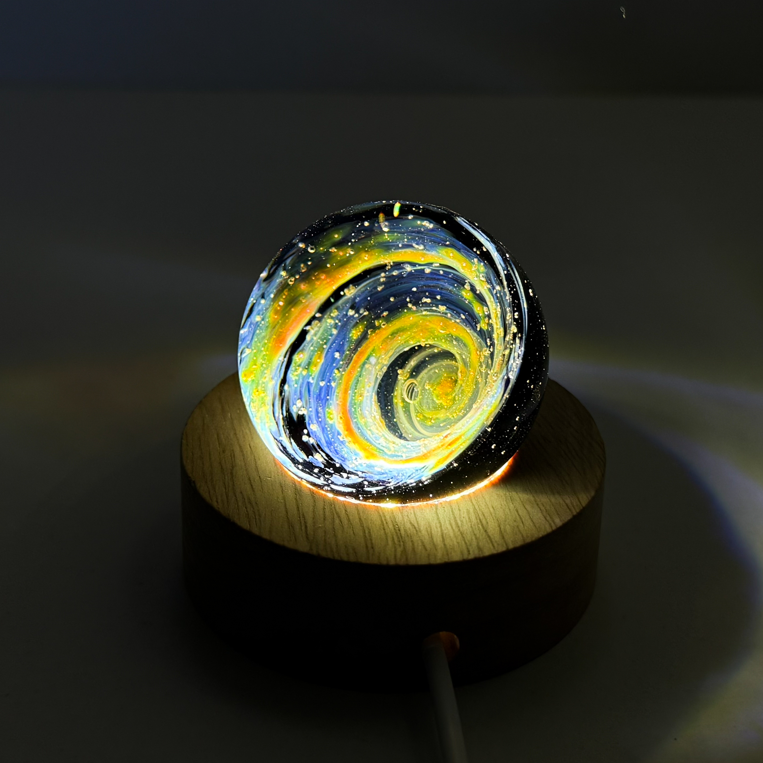 Sphère de verre Vortex sur socle Led