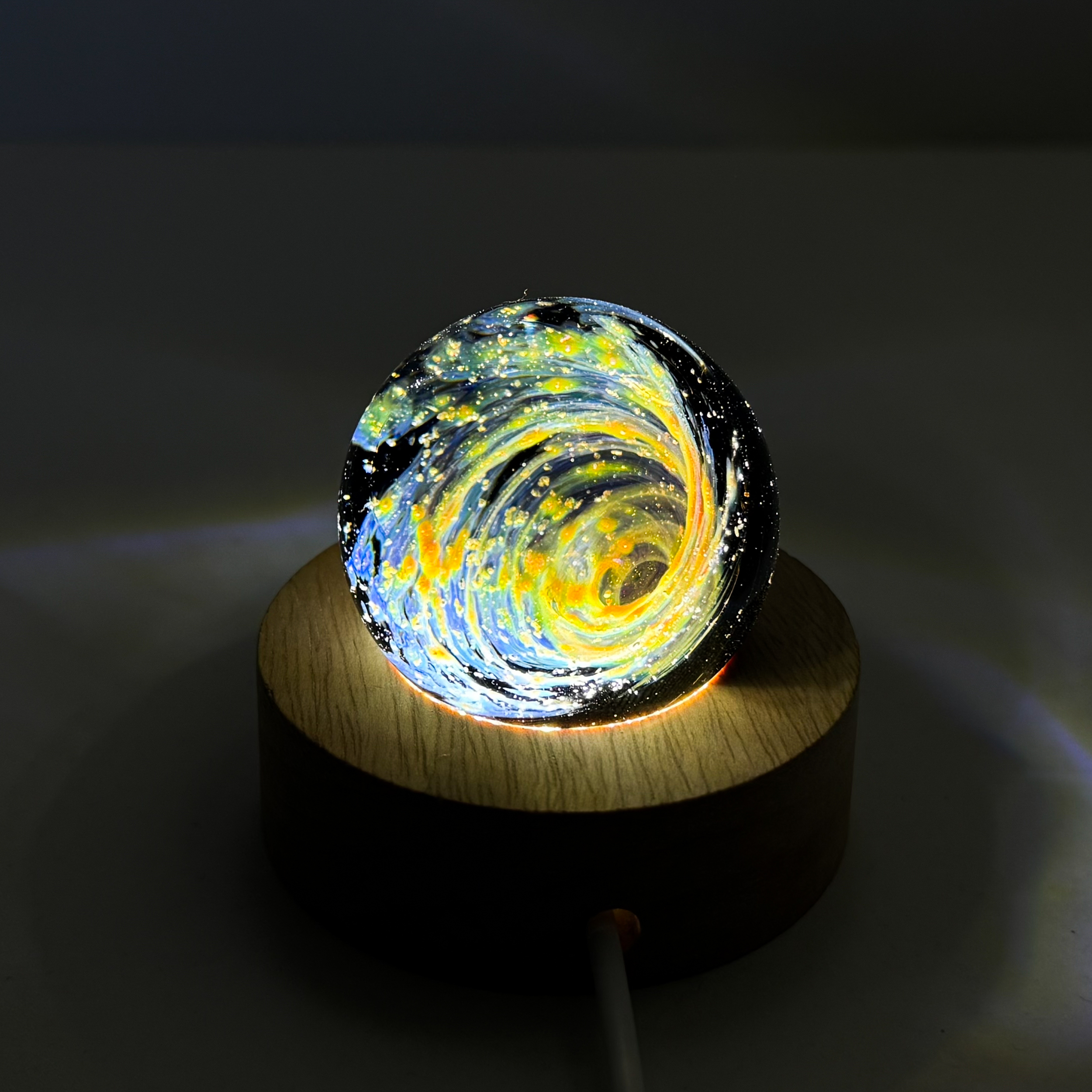 Sphère de verre galaxie spirale et socle led
