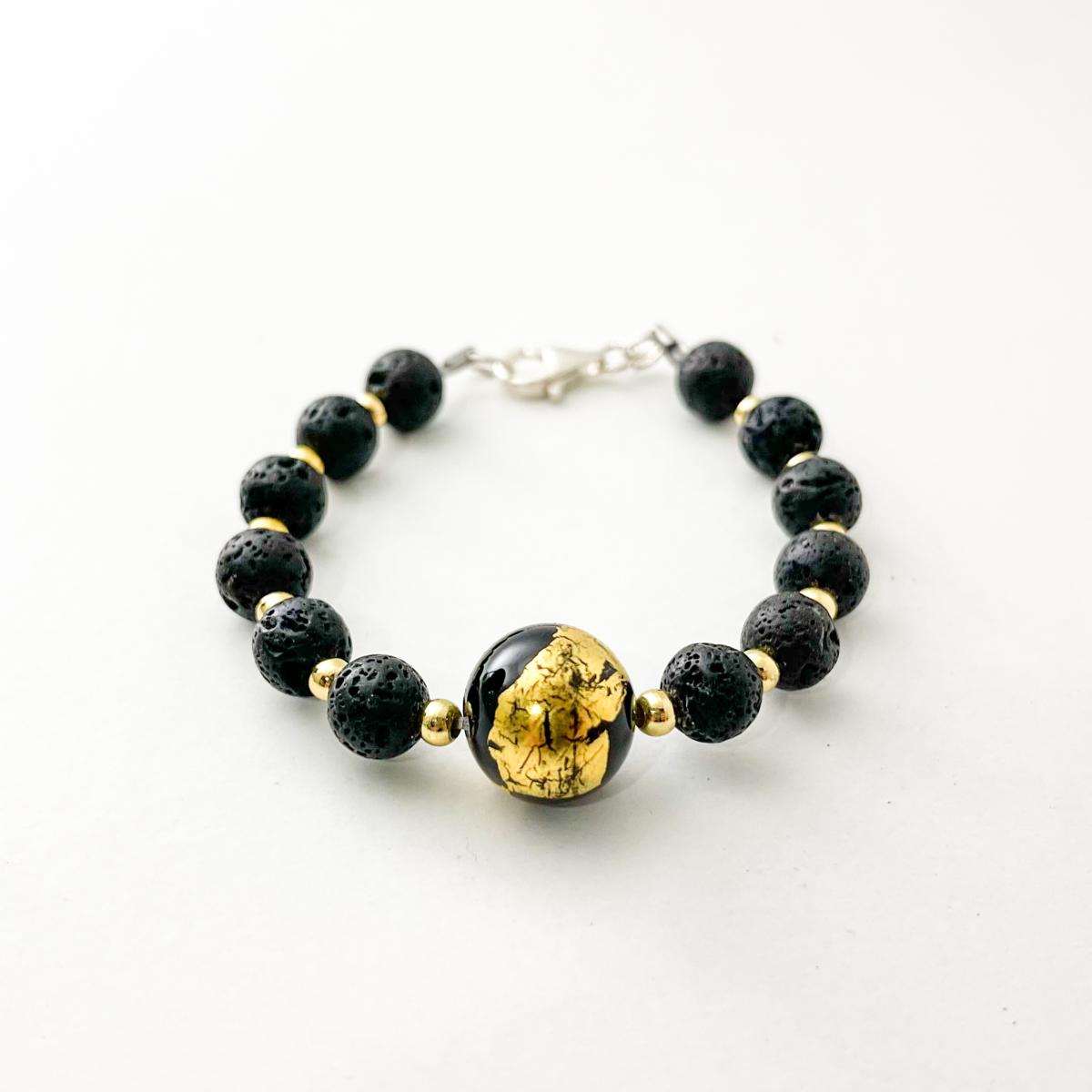 Bracelet perles de lave et perle de verre à l\'or
