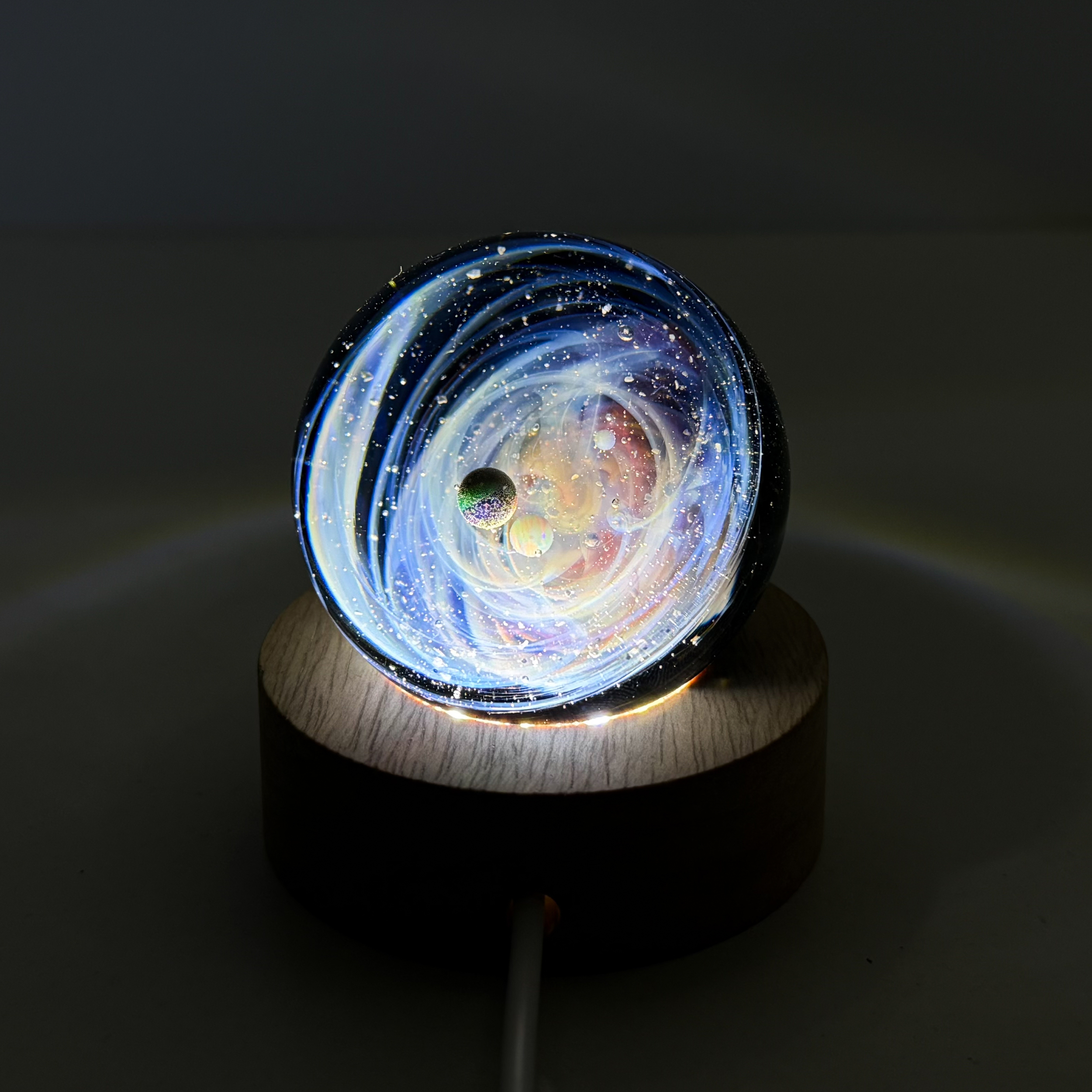 Sphère de verre système solaire sur socle lumineux