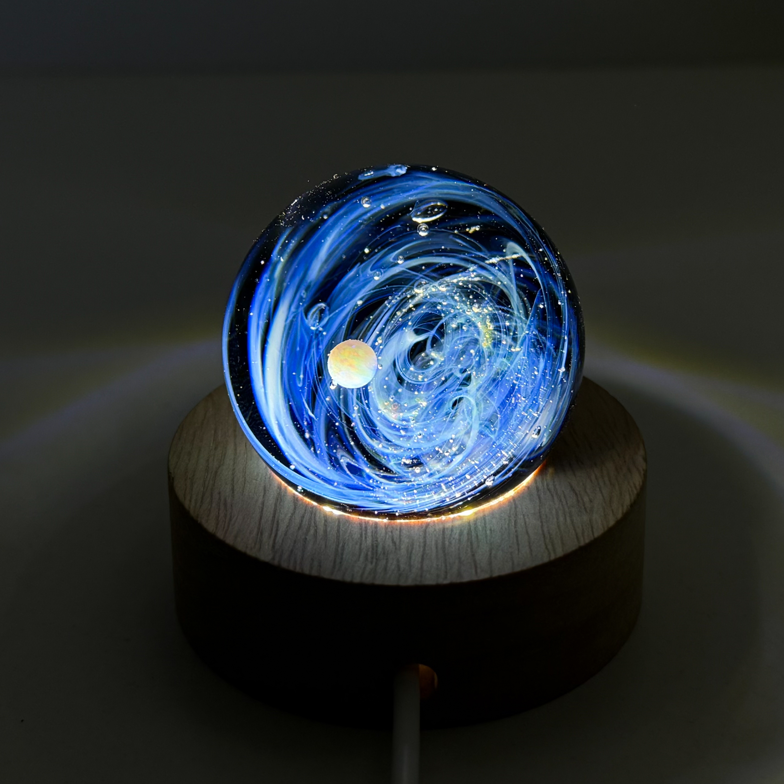 Sphère de verre Galaxie sur socle lumineux
