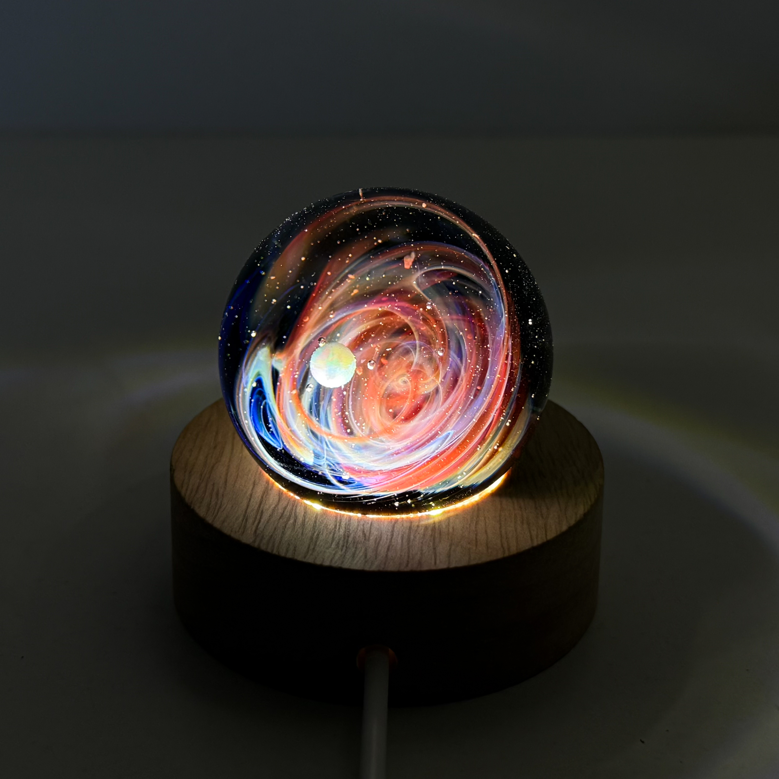 Sphère de verre galaxie rouge sur support led