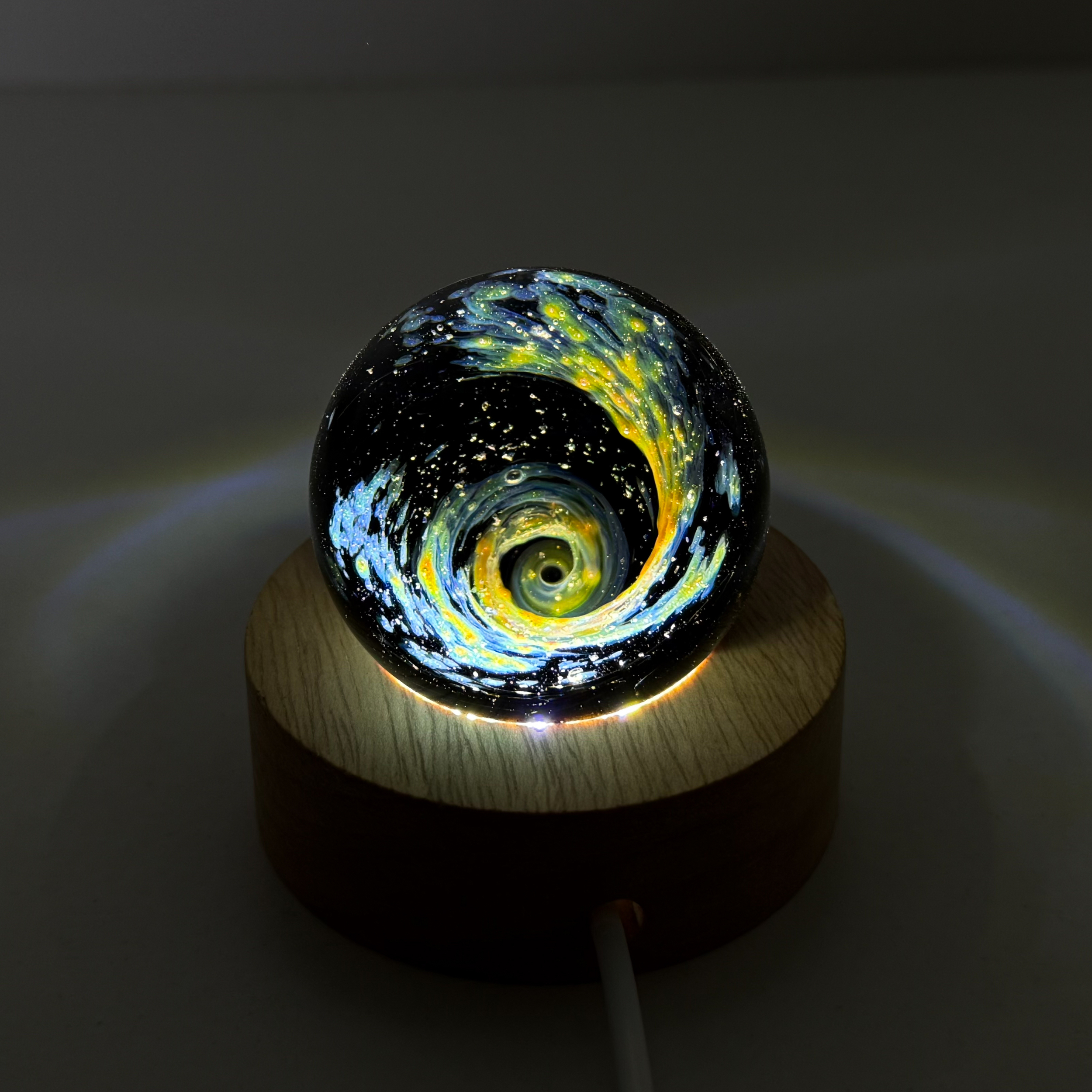 Sphère de verre Vortex sur socle Led
