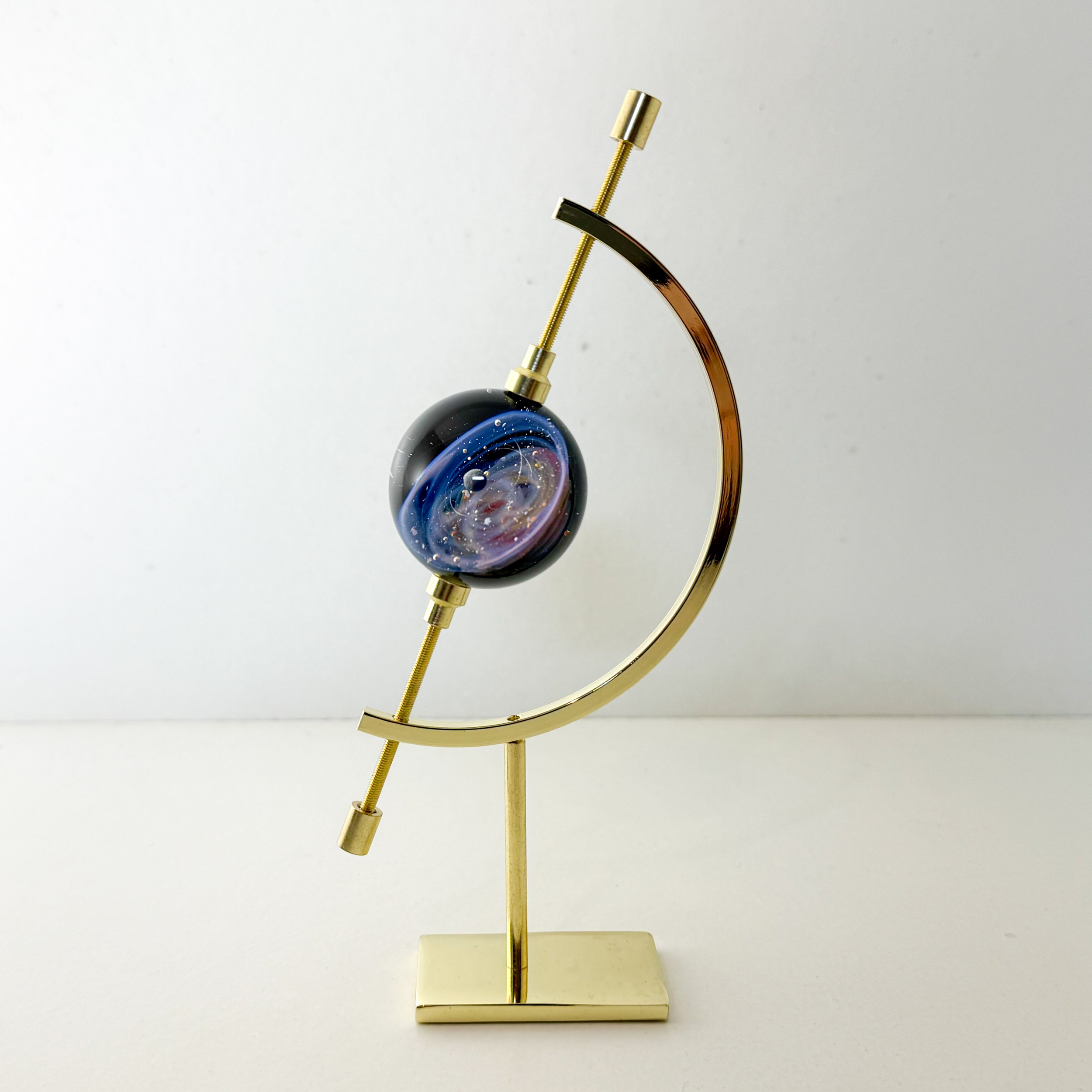 Mini sphère de verre Nébuleuse et socle laiton