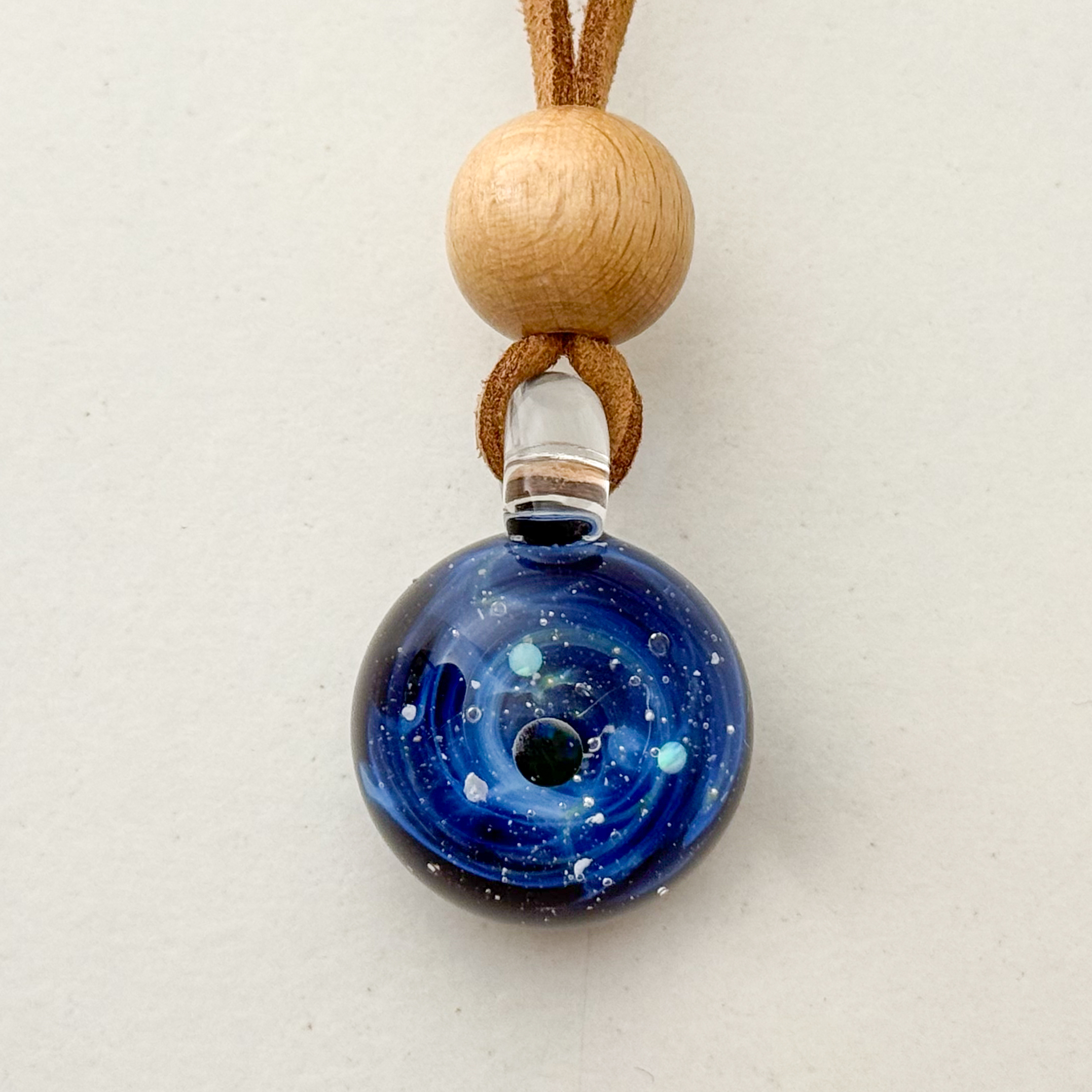 Pendentif système solaire en verre