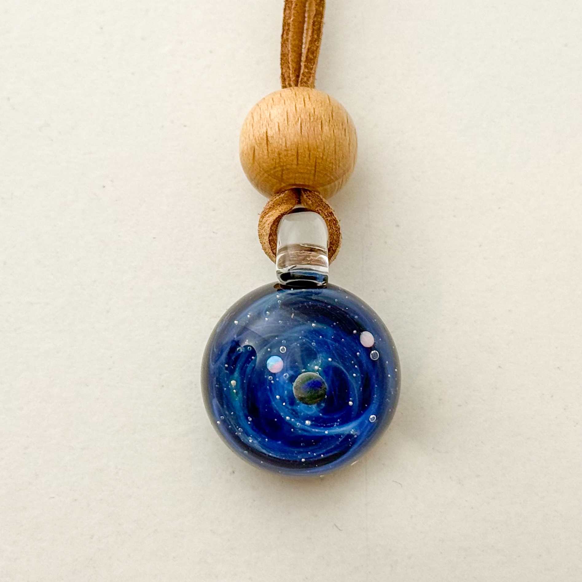Collier système solaire en verre