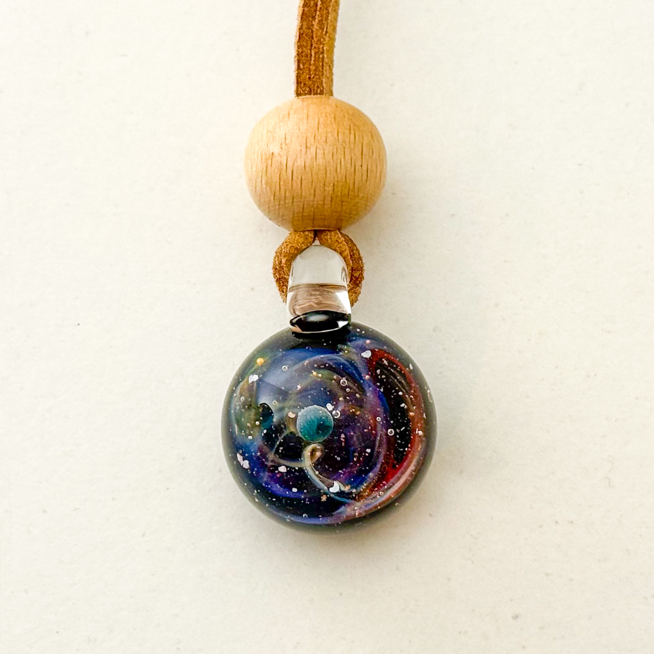 Collier Nébuleuse en verre fabriqué à la main