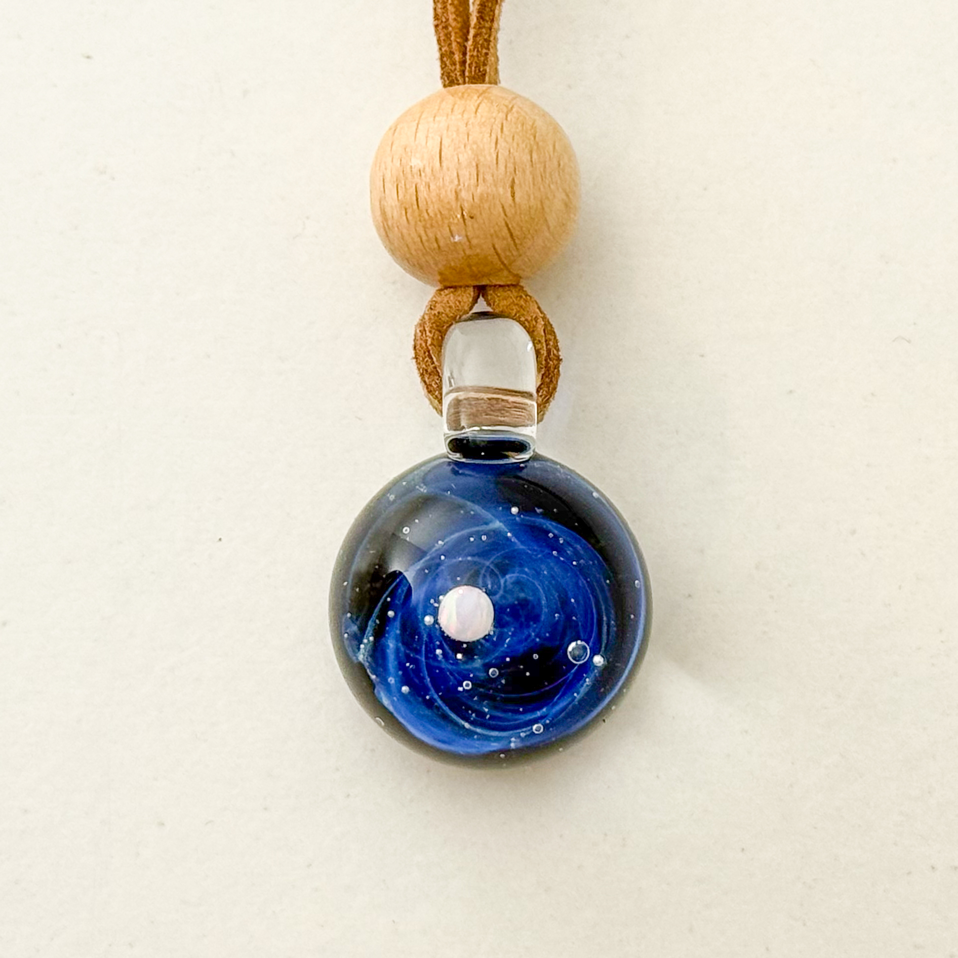 Collier Galaxie bleue en verre fabrication artisanale