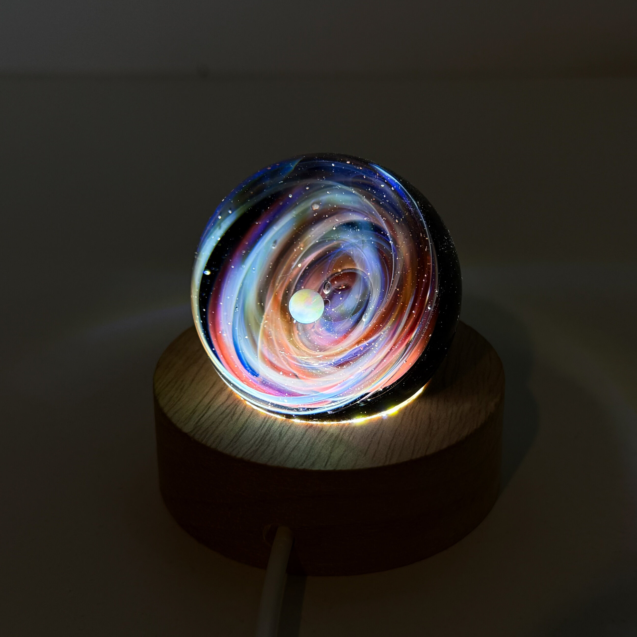 Sphère de verre galaxie rouge sur support led