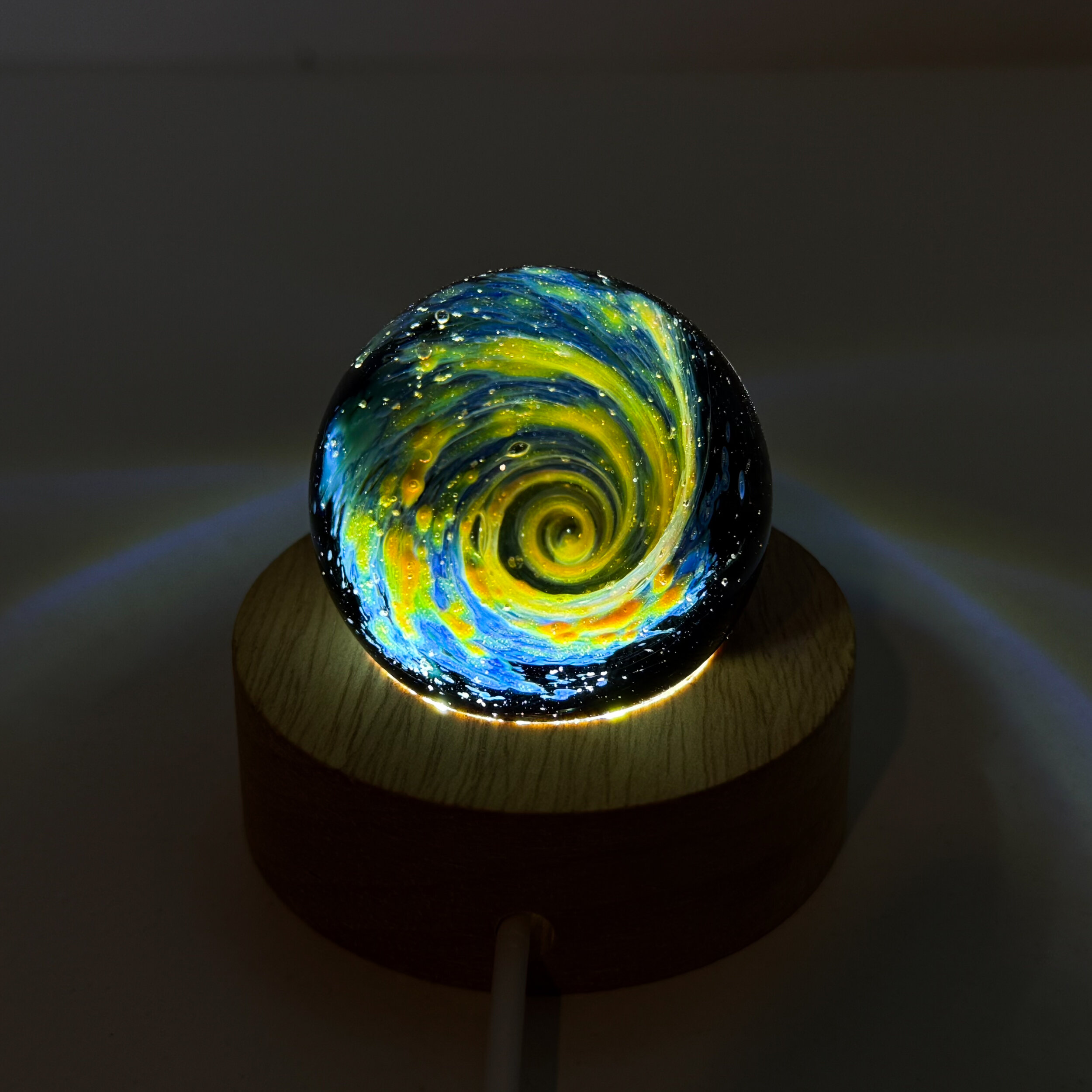 Sphère de verre galaxie spirale et socle led