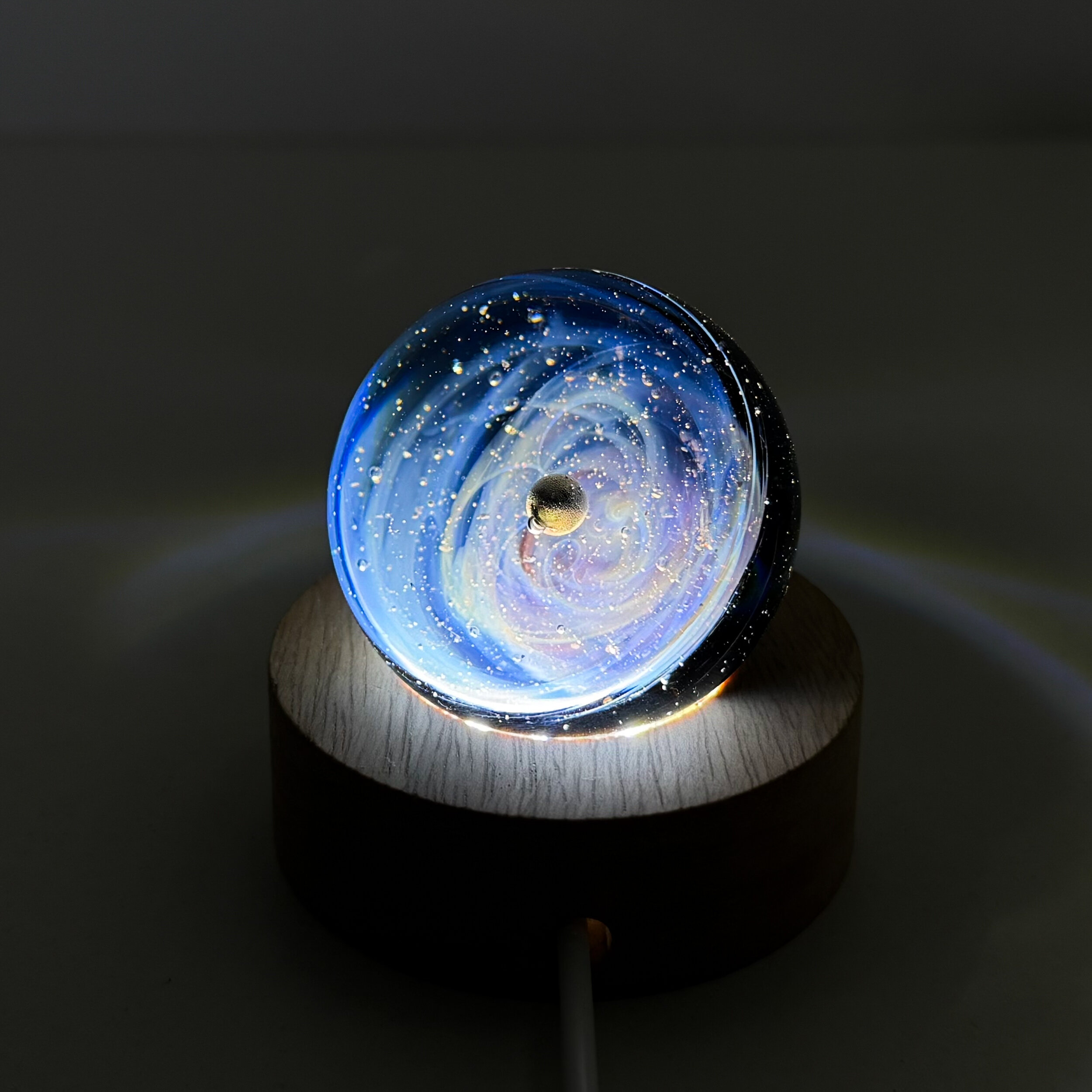 Sphère de verre Galaxie sur socle lumineux